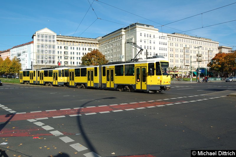 Bild: 6113+6071 als Linie 21 kurz der Haltestelle U Frankfurter Tor.