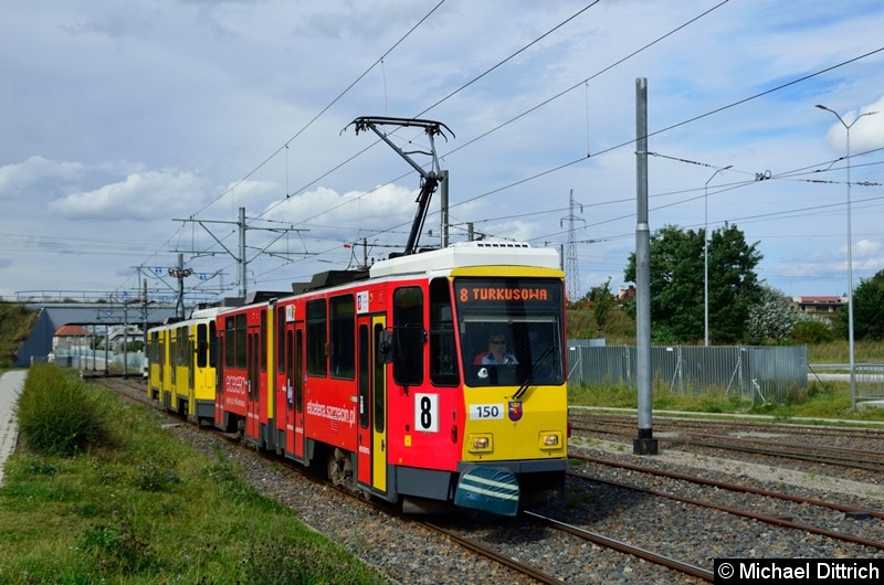 Bild: Die ex-Berliner KT4Dt 150 (7092) + 153 (7056) als Linie 8 kurz vor der Haltestelle Turkosowa.