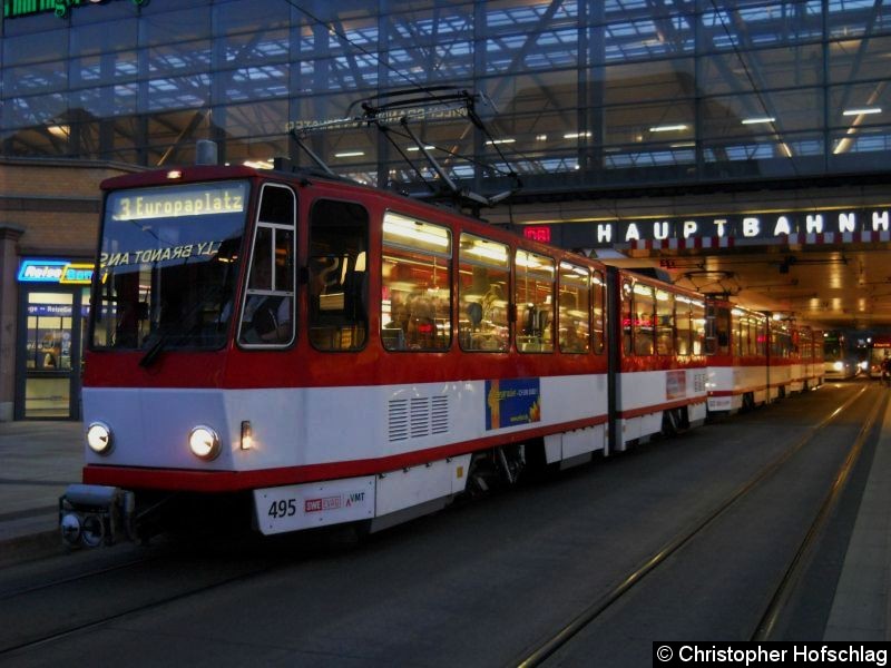 Bild: Ein Dreier-Zug am Hauptbahnhof. An der Zugspitze ist der Tw 495.