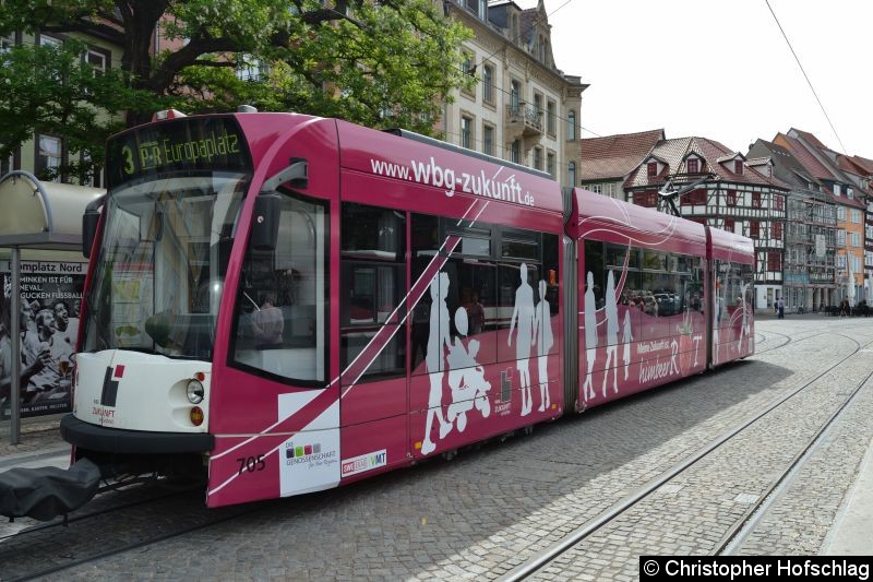 Bild: TW 705 als zweiter Wagen eines Großzug der Linie 3 am Domplatz.