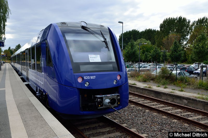 Bild: Noch einmal der 620 407/621 407/620 907 im Bahnhof Rathenow.