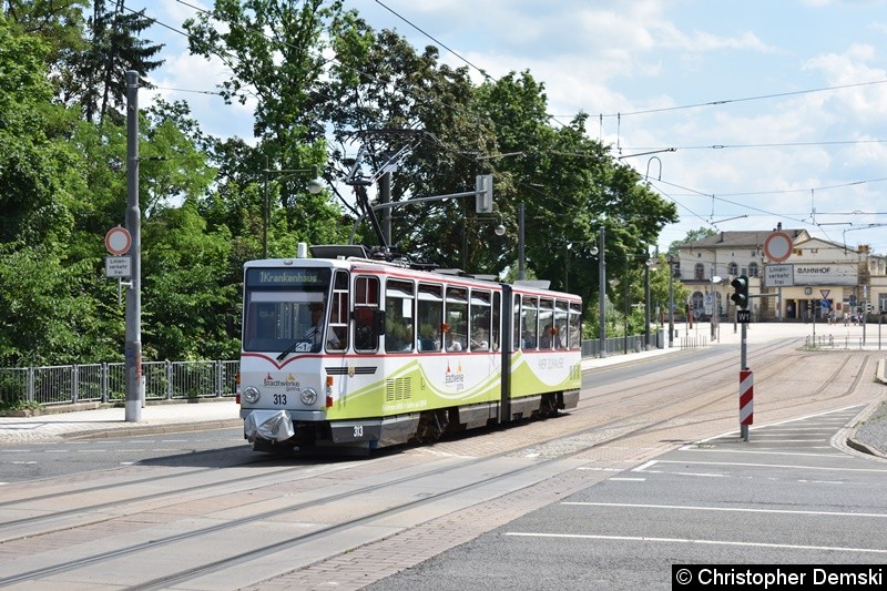 Bild: TW 313 als Linie 1 bei der Überquerung der Kreuzung Bebelstraße/Bahnhofstraße.