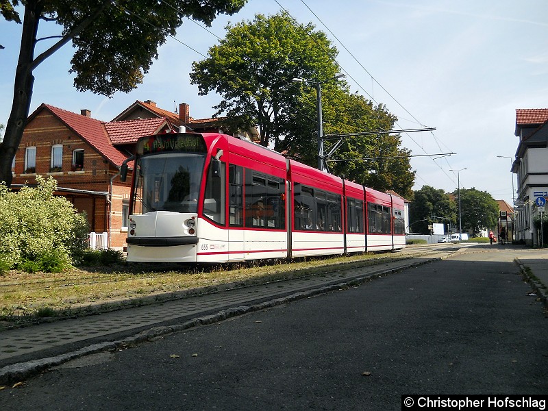 Bild: Als Linie 4 in Richtung  Hauptfriedhof in der Melchendorfer Straße.