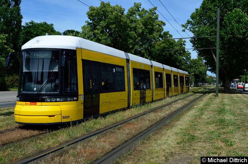 Bild: 9009 als Linie M4 in der Greifswalder Str. kurz vor der Danziger Str.