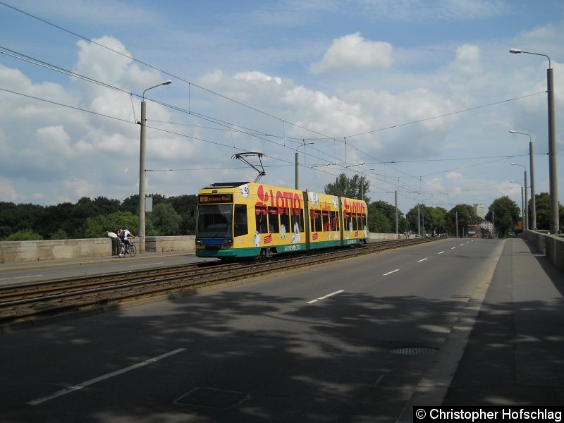 Bild: TW 1123 der Linie 8 nach Grünau-Süd auf der Angerbrücke.