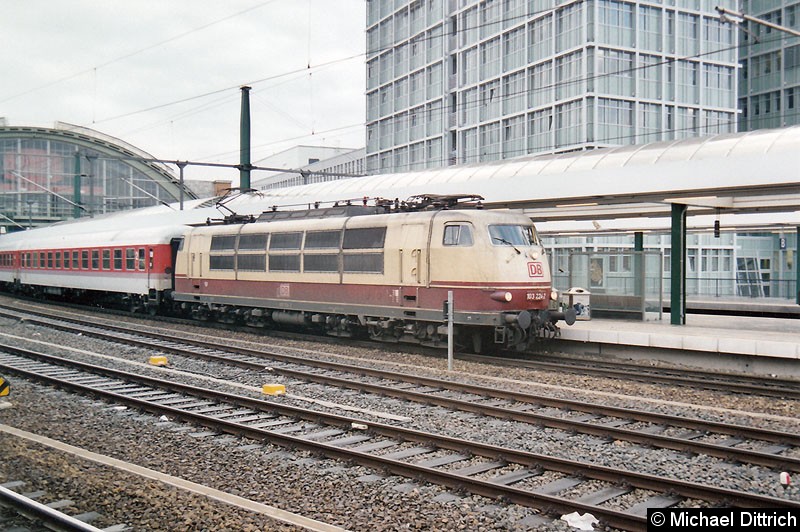 Bild: 103 224 an einem IR in Berlin Ostbahnhof.