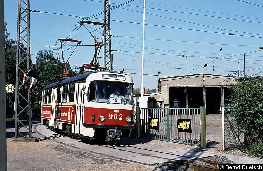 Bild: Tw 902 fährt am Betriebshof in Merseburg vorbei Richtung Merseburg/Zentrum. 