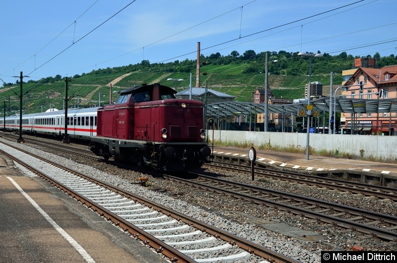 Bild: V 100 2335 bei der Durchfahrt in Esslingen (Neckar).