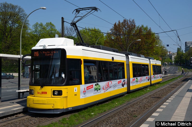 Bild: 1535 als Linie M6 an der Haltestelle Platz der Vereinten Nationen.