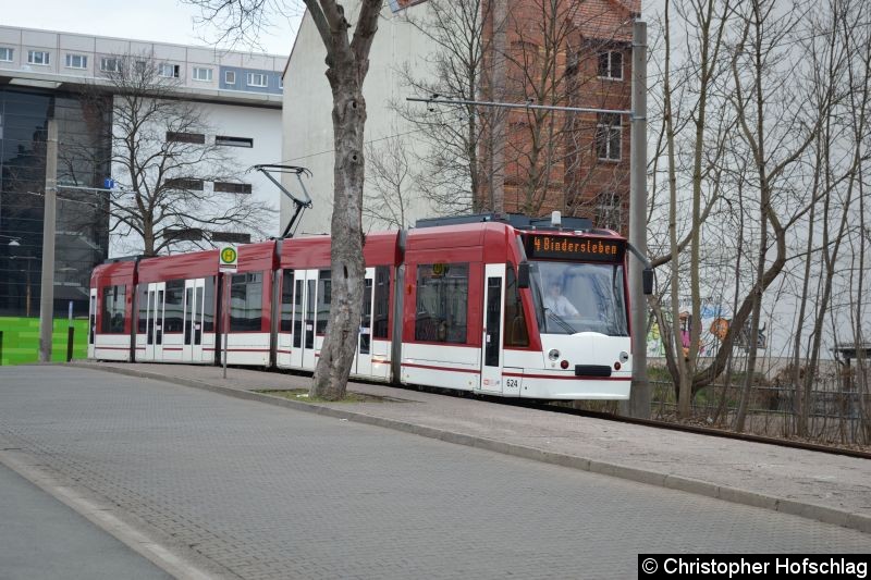 Bild: TW 624 als Linie 4 bei der Einfahrt in die Ersatzhaltestelle Eichenstraße.