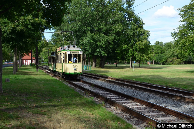 Der historische Triebwagen 124 und sein Beiwagen 300 bei der letzten Abfahrt am Tag in Herrenkrug.