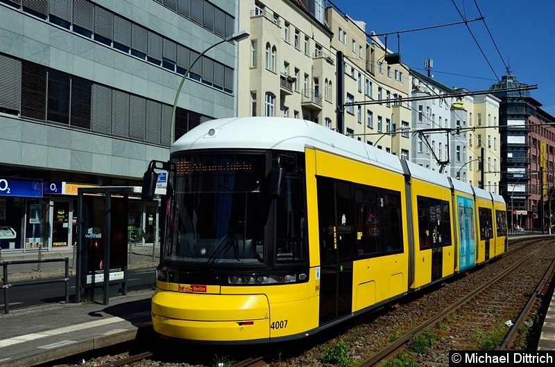 Bild: 4007 als Linie M8 in der Haltestelle U Rosa-Luxemburg-Platz.