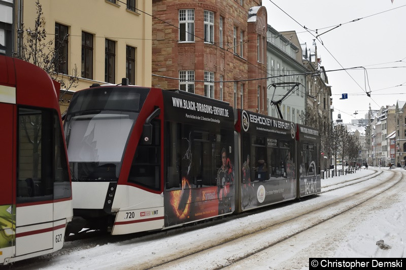 Bild: TW 720 als zweiter Wagen einer Traktion der Linie 2 zwischen den Haltestellen Anger und Angerbrunnen.