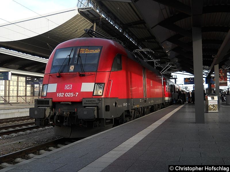 Bild: Im Erfurter Hauptbahnhof steht auf Gleis 3a die 182 025-7 mit einer RB in Richtung Gotha.