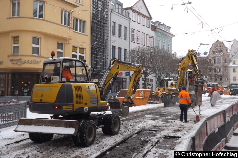 Bild: Hier sind zwei Bagger an der Arbeit die Gleise am Fischmarkt frei zubekommen.