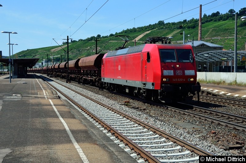 Bild: 145 020 mit einem Güterzug bei der Durchfahrt in Esslingen (Neckar).