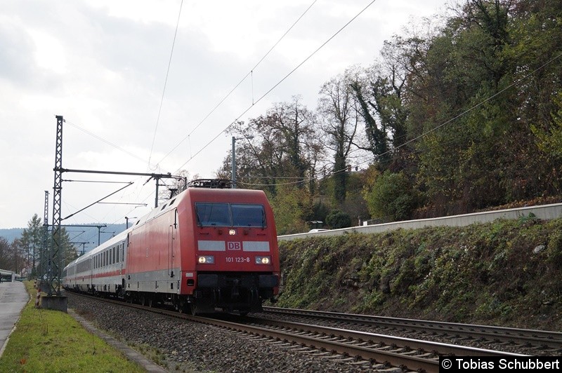 Bild: BR 101 123-8 mit IC bei Jena.