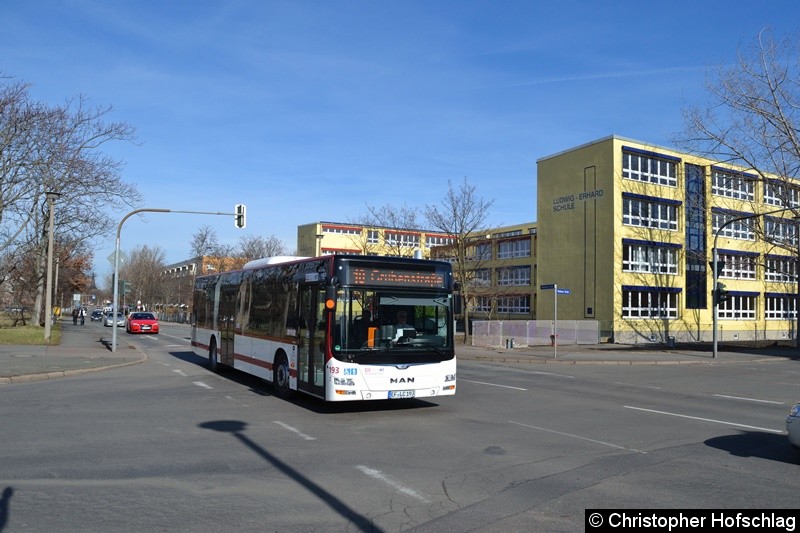 Wagen 193 als Linie 10 in Richtung Grubenstraße, an der Kreuzug Moskauer Straße/Bukarester Straße.