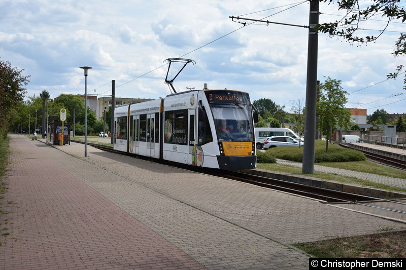 Combino Classic TW 108 als Linie 2 beim Verlassen der Haltestelle Nordhausen Ost.
