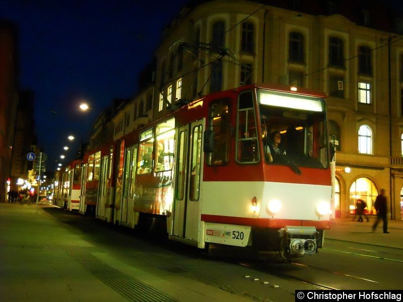 Bild: TW 520+495 auf der Linie 1 am Hauptbahnhof.