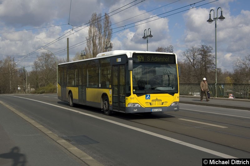 Bild: 1317 als Linie 164 auf der Dammbrücke.