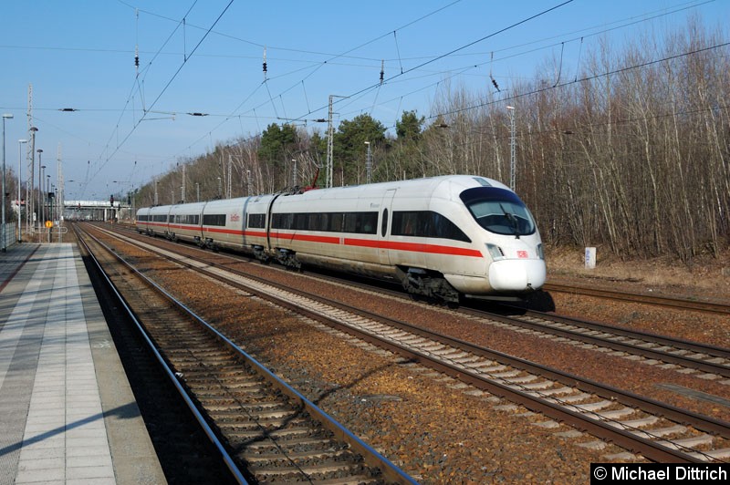 Bild: 415 001 hat gerade den Bahnhof Ludwigsfelde durchfahren und wird in Kürze in Berlin eintreffen.