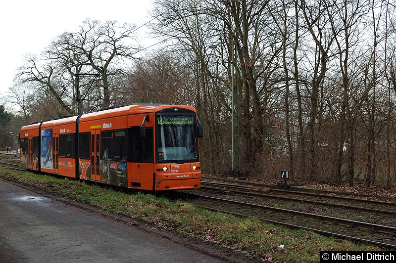 Bild: 262 als Linie 12 zwischen den Haltestellen Waldfriedhof Goldstein und Waldau.