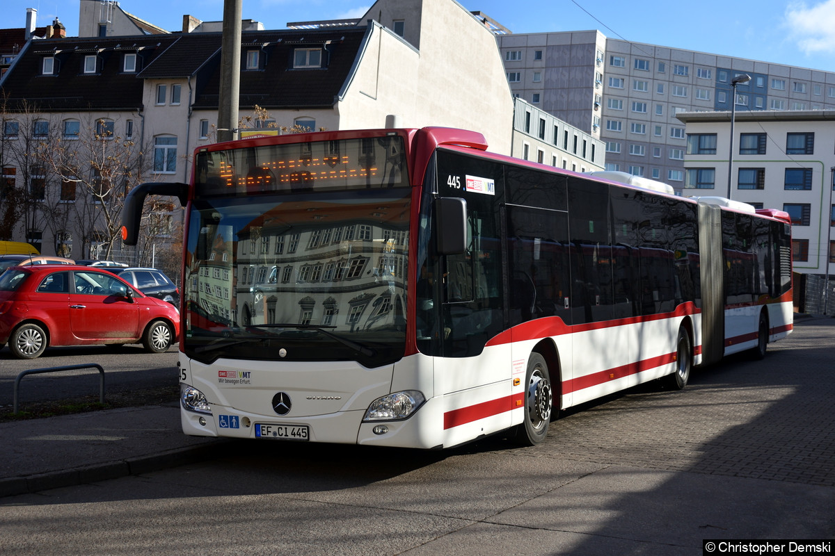 Wagen 455 als SEV-Linie 4 an der Ersatzhaltestelle Lange Brücke.