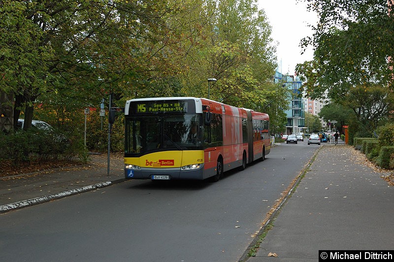 Bild: 4129 als SEV der Tramlinien M5 und M6 in der Judith-Auer-Str.