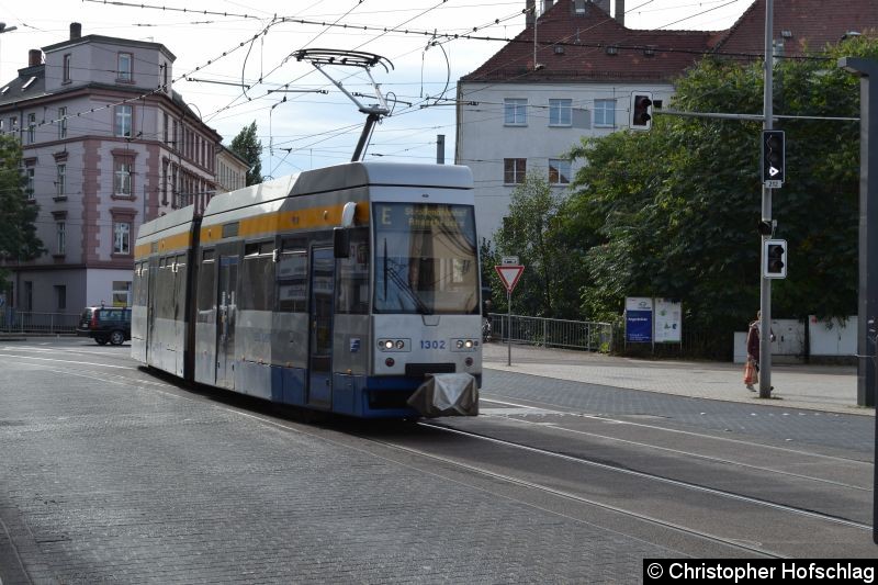 Bild: TW 1302 als Linie E bei der Einfahrt in die Haltestelle Angerbrücke.