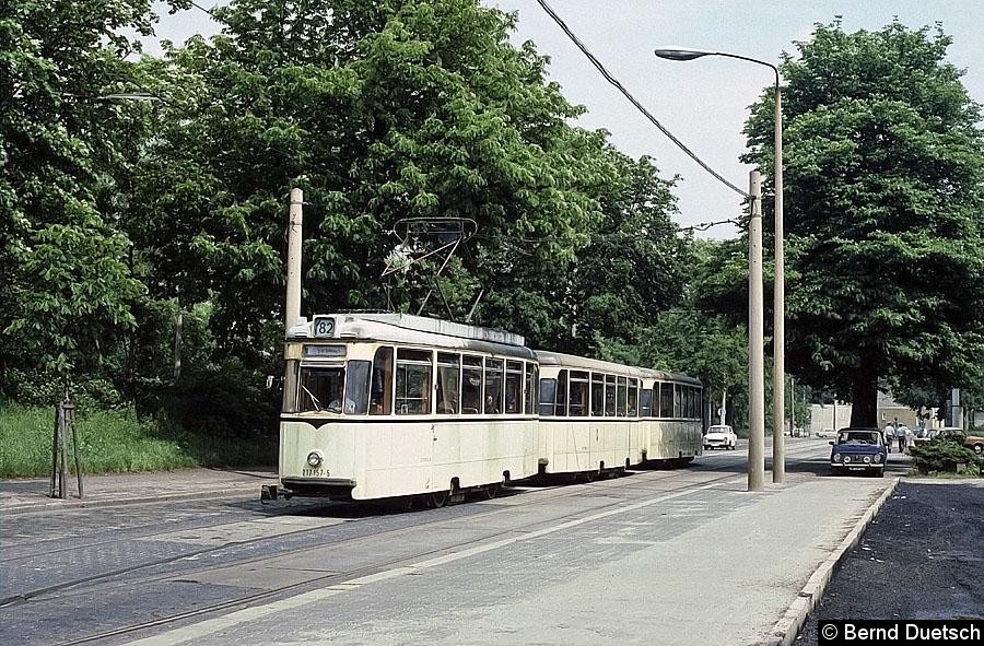 Bild: 1987 hatte der Bahnhof Ostkreuz noch direkten Straßenbahnanschluss. Ein Dreiwagenzug mit Tw 217 157 fährt in die Endschleife am Bf. Ostkreuz ein.