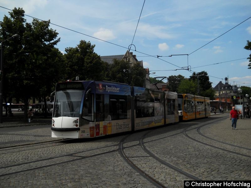Bild: TW 703+702 beim Verlassen der Haltestelle Domplatz Nord.