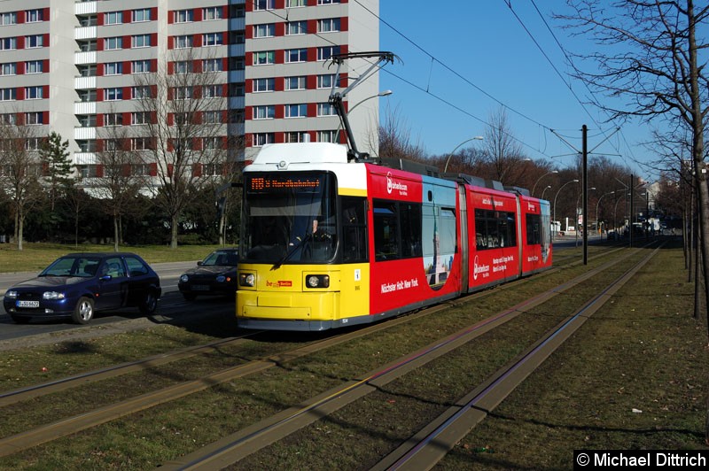Bild: 1534 als Linie M8 zwischen den Haltestellen Platz der Vereinten Nationen und Büschingstr.