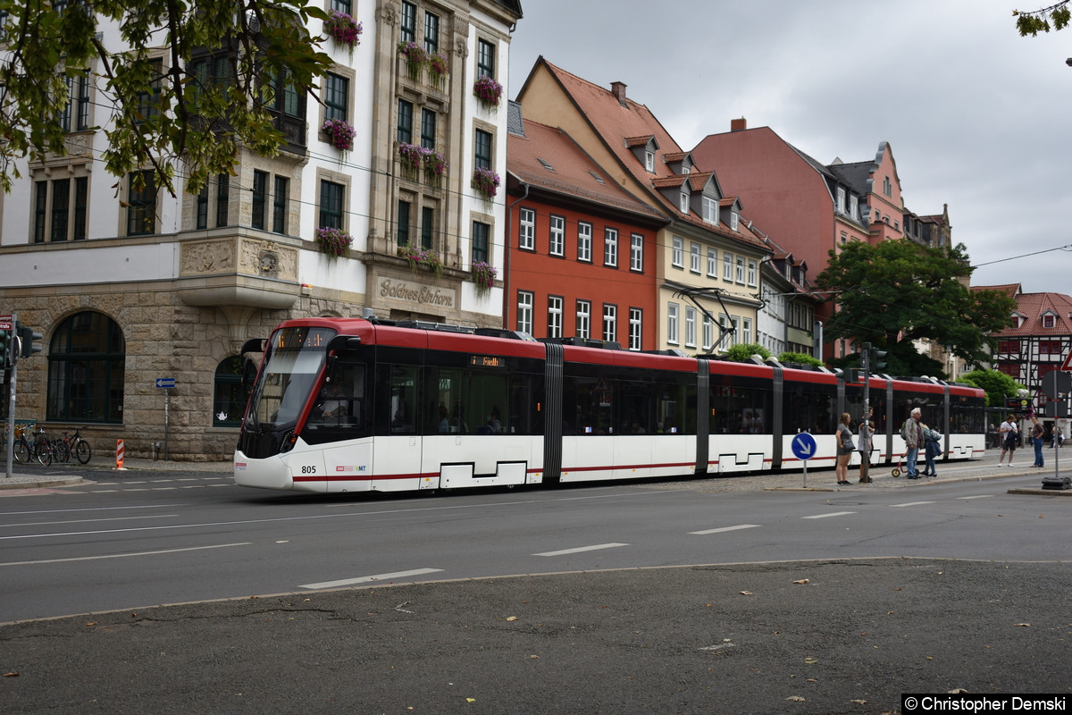 TW 805 als Linie 6 beim Verlassen der Haltestelle Domplatz Nord.