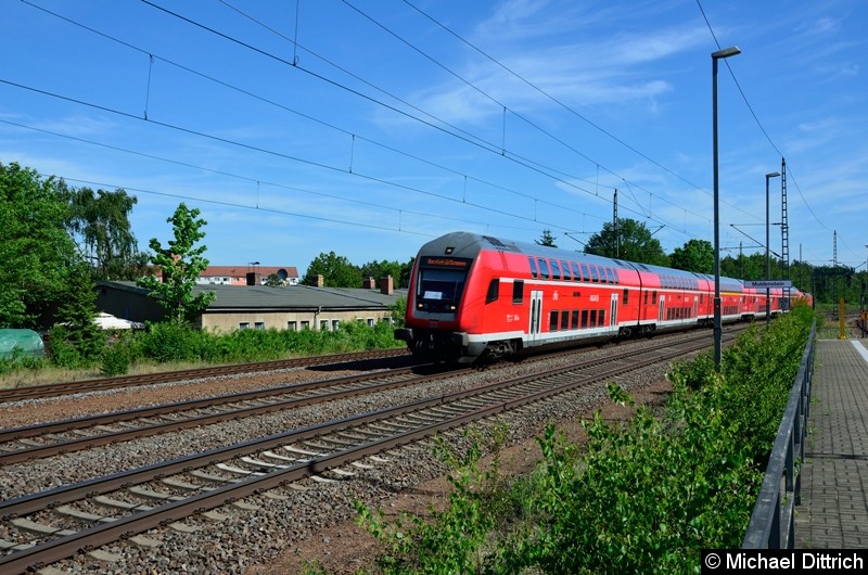 Bild: 182 021 schiebt einen der Kirchentagssonderzüge durch Muldenstein.