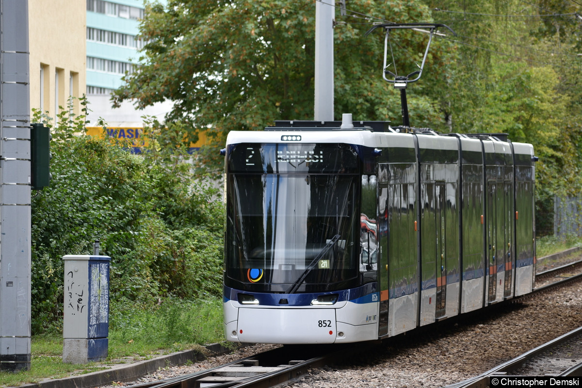 TW 852 als Linie 2 nach Jena-Ost zwischen den Haltestellen Winzerla und Enver-Şimşek-Straße.