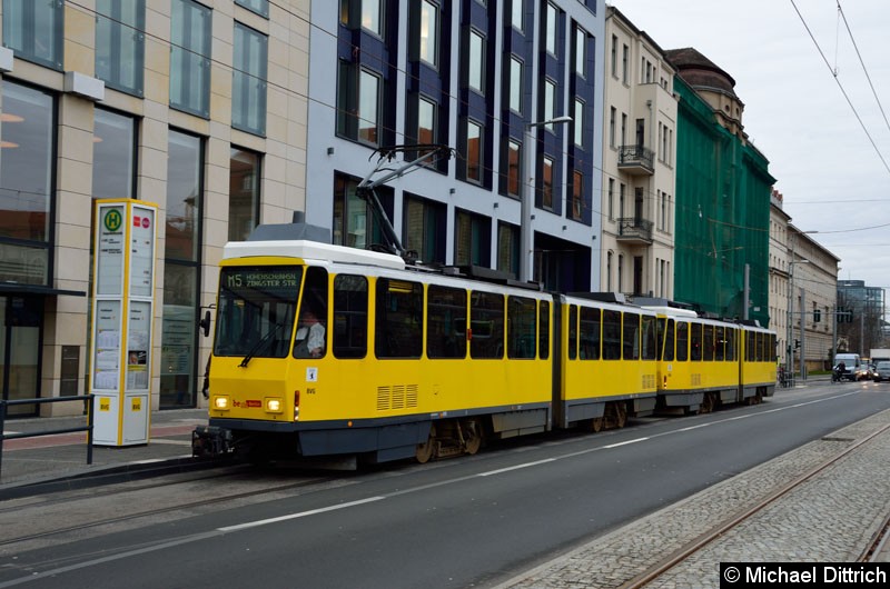 Bild: 6115 + 6096 als Linie M5 an der Haltestelle Invalidenpark.