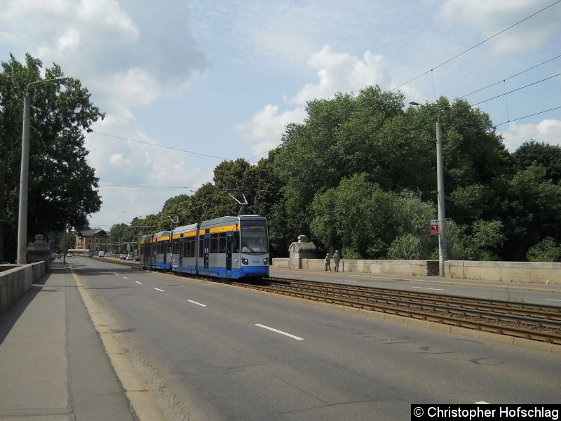 Bild: Tw 1338+1316 der Linie 7 auf der Angerbrücke.