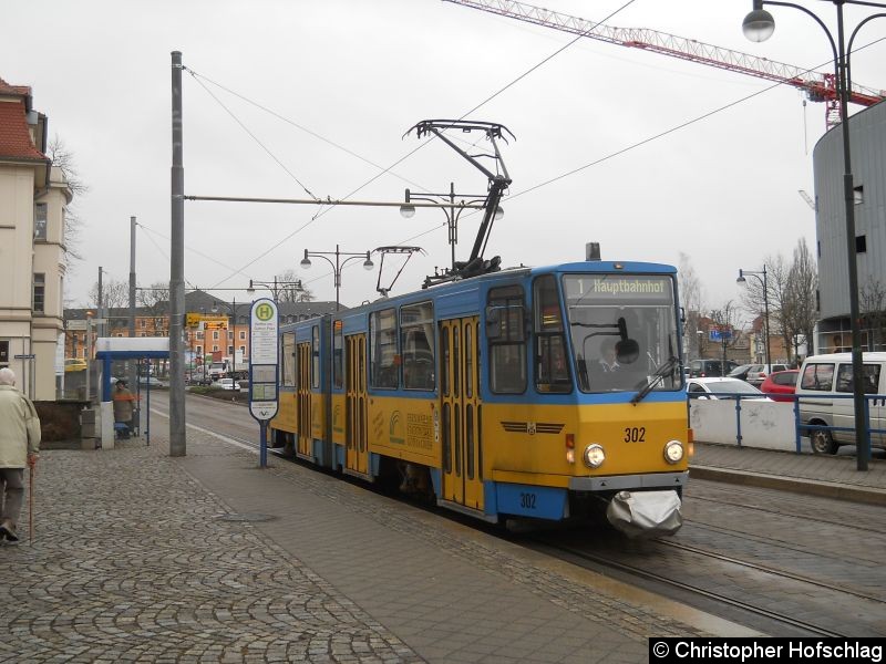 Bild: TW 302 an der Haltestelle Bertha von S.-Platz.