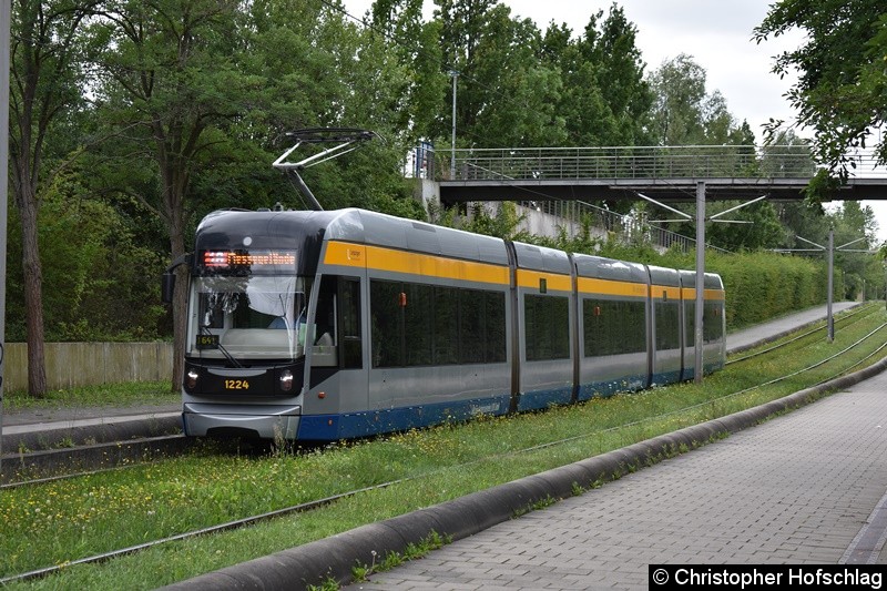 Bild: TW 1224 als Linie 16 kurz vor der Haltestelle S-Bahnhof Messe