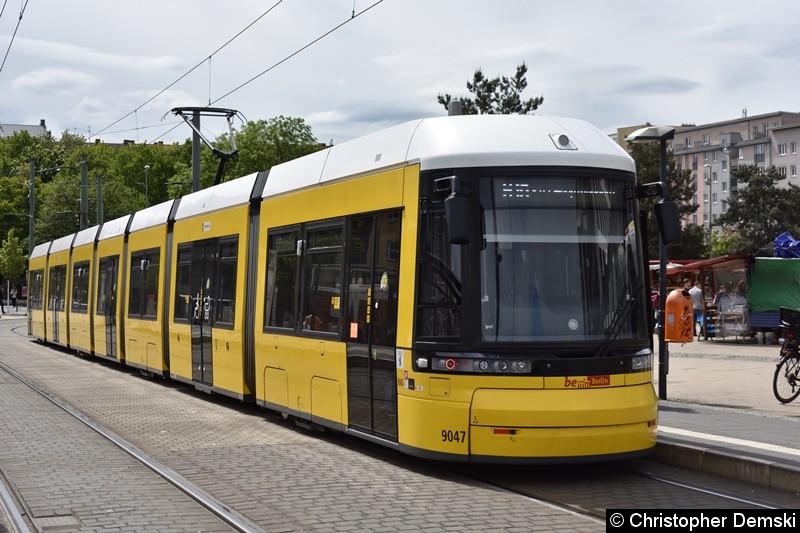 TW 9047 beim Fahrgastwechsel an der Haltestelle S-Nordbahnhof.
