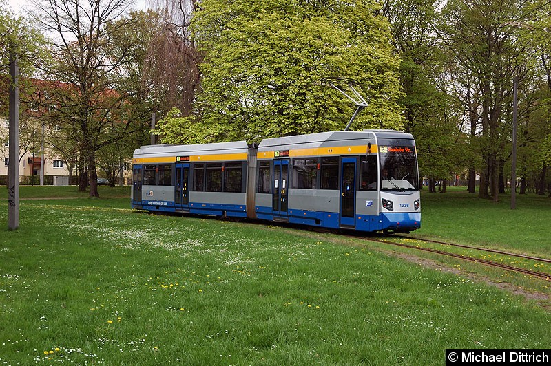 Bild: 1338 als Linie 2 in der Wendeschleife Naunhofer Str.