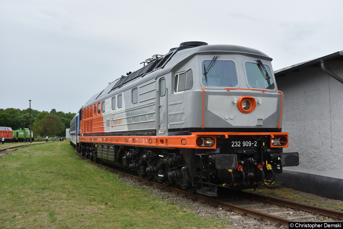Bild: 232 909-2 mit Personenwagen am Hacken auf dem Gelände des Eisenbahnmuseums Weimar.