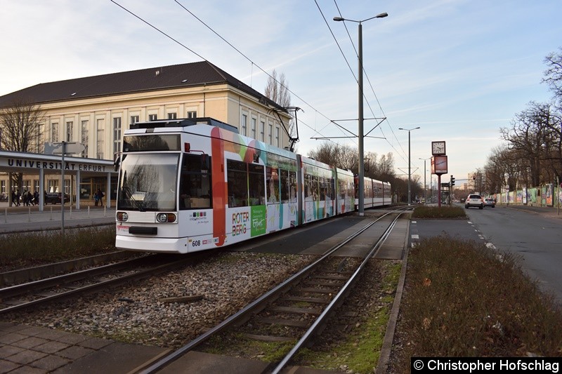 Bild: TW 608 als erster Wagen eines Doppel MGT6D der Linie 3 bei der Einfahrt in die Haltestelle Universität