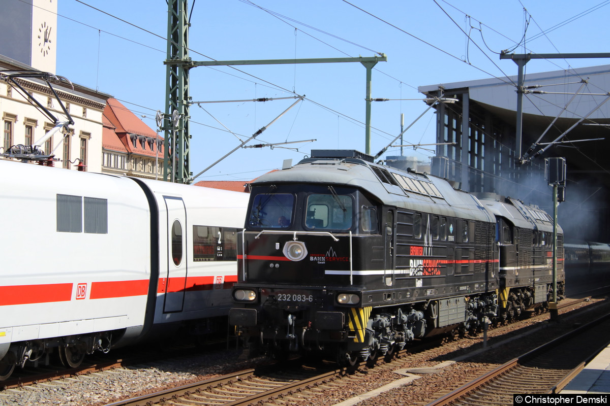 232 083-6+232 592-6 bei der Durchfahrt in Erfurt Hbf.