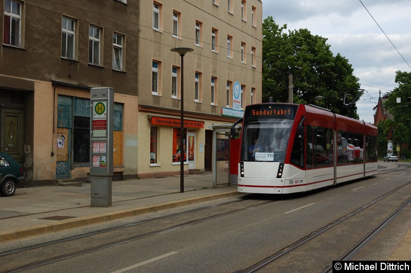 Bild: Gastfahrzeug 724 (Combino Classic) der EVAG (Erfurter Verkehrsbetriebe) vor der Haltestelle Bonnaskenplatz.