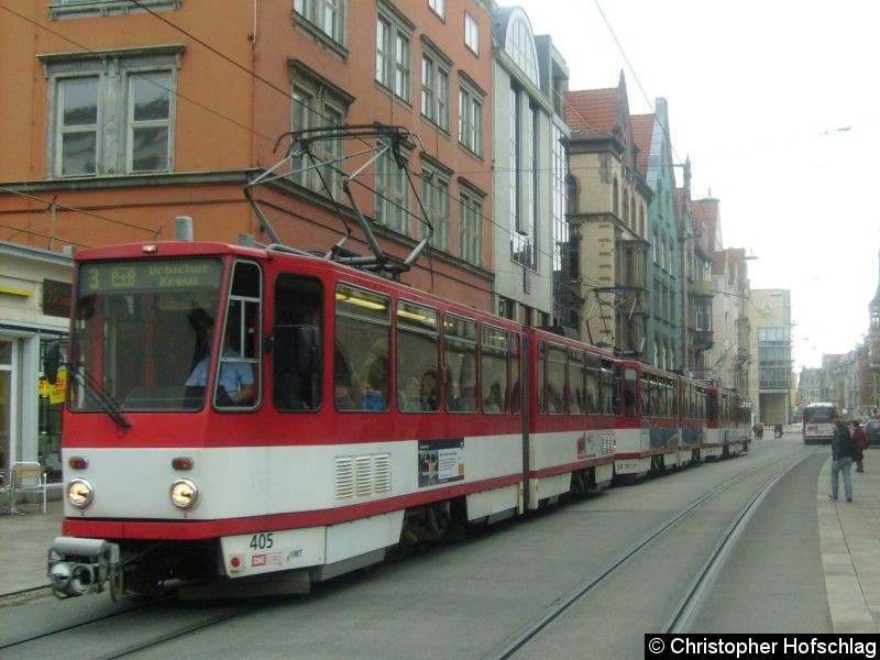 Bild: Ein Dreier-Zug in der Bahnhofstraße in Richtung Hauptbahnhof.