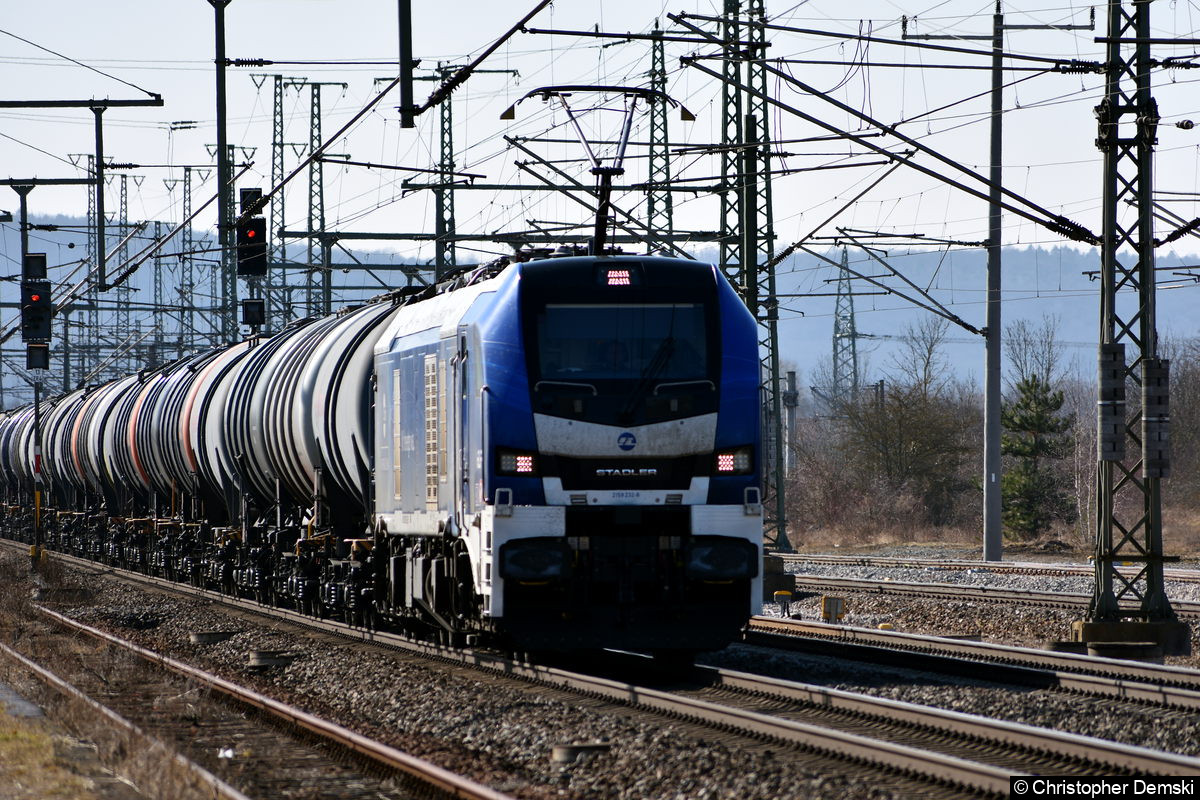 Bild: 2159 232-8 mit einen Kesselzug bei der Durchfahrt in Neudietendorf.