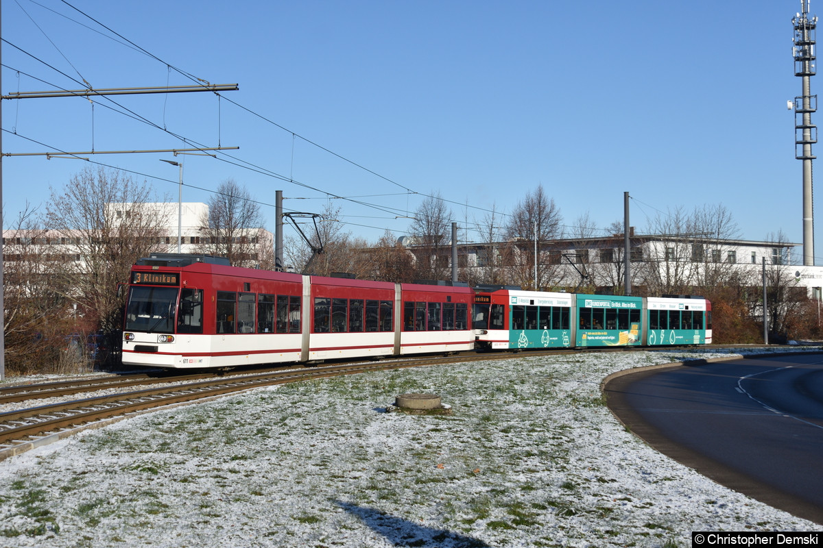 TW 611+613 als Linie 3 in Richtung Klinikum zwischen den Haltestellen Windischholzhausen/X-Fab und Kath.Krankenhaus