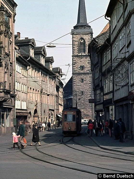 Bild: ATw 9 ist in die Marktstraße eingebogen (1976). Im Hintergrund der Turm der Aegidienkirche